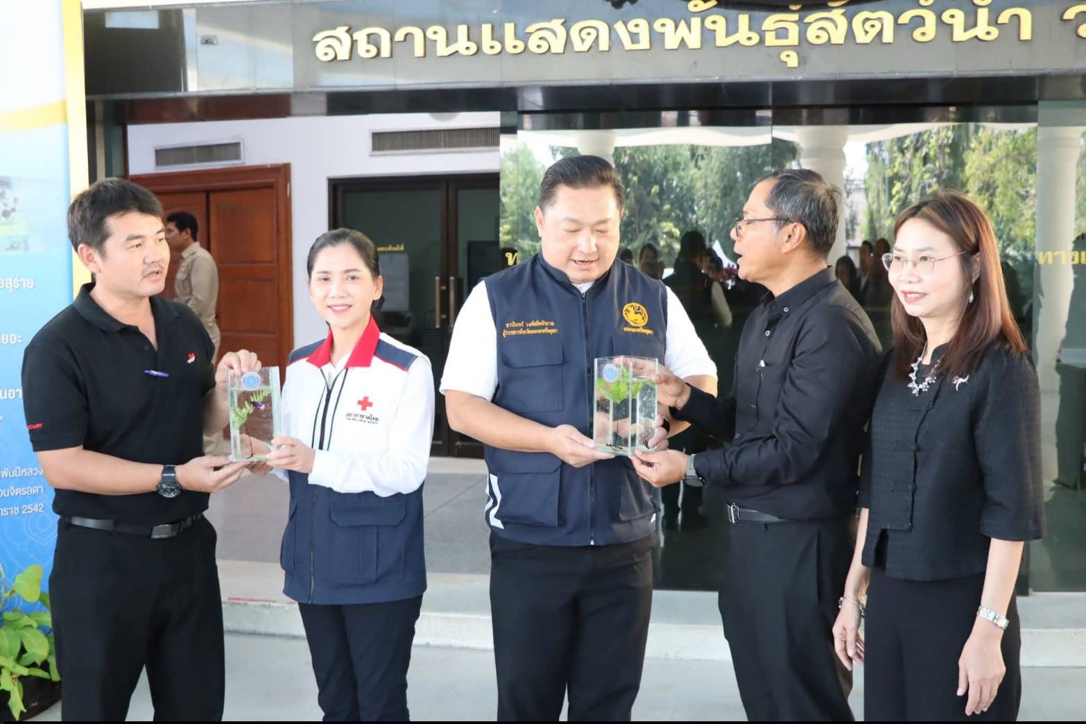 title - นางสาวสิริมา แจ้งกระจ่าง ผู้อำนวยการศูนย์ส่งเสริมและพัฒนาอาชีพเสริมนอกภาคการเกษตร ให้การต้อนรับ นายชวนินทร์ วงศ์สถิตจิรกาล ผู้ว่าราชการจังหวัดพระนครศรีอยุธยา และหัวหน้าส่วนราชการ เข้าเยี่ยมชม แผนกฝึกอบรม ศพส. ณ ศูนย์ส่งเสริมและพัฒนาอาชีพเสริมนอกภาคการเกษตร (ศูนย์ศิลปาชีพ บางไทรฯ (เดิม))